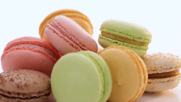 Gros plan de macarons multicolores Macaron français pâtisserie gourmande tourner sur fond blanc. Dessert de macarons. Concept alimentaire — Video