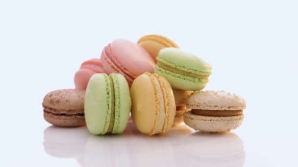Bunte Macarons Cookies Rotation. Mehrfarbige Macarons, französische Makronen, gieriges Gebäck. Food-Konzept in UHD 4k — Stockvideo