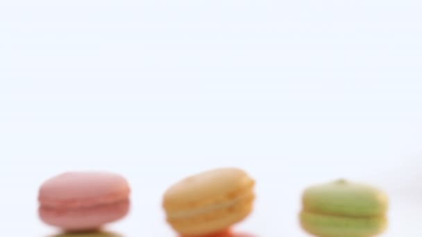 Macarons colorés doux isolés sur fond blanc. Macarons colorés savoureux. Vidéo de haute qualité 4k UHD. — Video