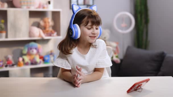 Ευτυχισμένο όμορφο καυκάσιο κοριτσάκι χαμογελώντας πρόσωπο μιλώντας με κάμερα κάνει βιντεοκλήση στο σπίτι μιλώντας συνομιλία με εικονική βίντεο κλήση ζουμ εφαρμογή online βίντεο συνάντηση — Αρχείο Βίντεο