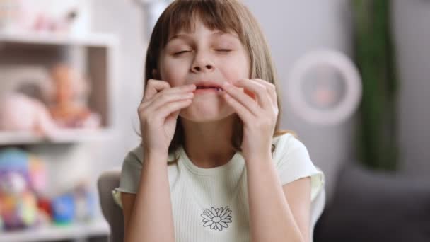 A visão fechada da bela menina de criança jovem ativamente come o macaron. Sobremesa pessoa, dente doce, gourmet. Sentindo-se bem, delicioso. — Vídeo de Stock