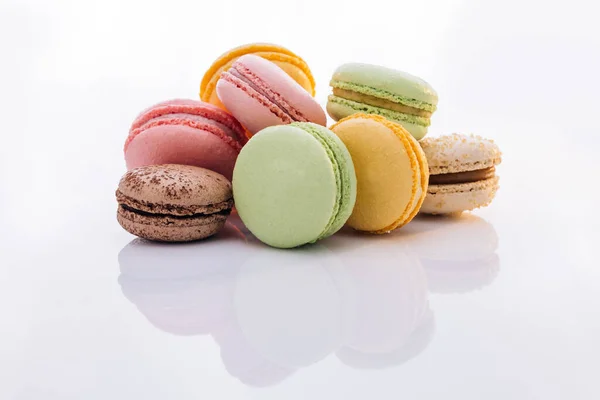 Galletas de macarrones multicolores. Macarrones multicolores, macarrones franceses, pasteles codiciosos. Concepto alimenticio. — Foto de Stock