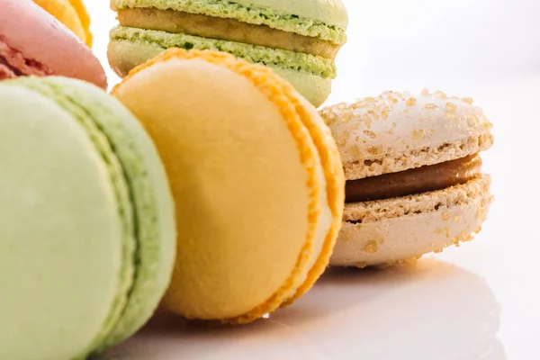 Macarrones multicolores, macarrones franceses, pasteles codiciosos. Close up of Multicolor Macarons Cookies. Concepto alimenticio. — Foto de Stock