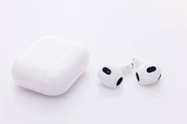 Ses engelleyici teknolojili kablosuz kulaklık. Bluetooth kulaklıklar beyaz arka planda izole edilmiş. Aletler ve elektronik cihazlar. Şarj çantalı kablosuz kulaklık..