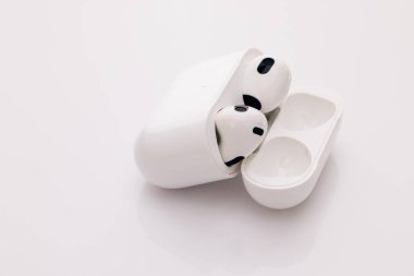 Şarj çantalı kablosuz kulaklıklar. Ses engelleyici teknolojili kablosuz kulaklık. Bluetooth kulaklıklar beyaz arka planda izole edilmiş. Özellikler ve elektronik aygıtlar