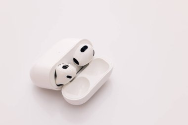 Bluetooth kulaklıklar beyaz arka planda izole edilmiş. Ses engelleyici teknolojili kablosuz kulaklık. Şarj çantalı kablosuz kulaklıklar. Özellikler ve elektronik aygıtlar