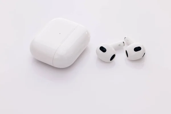 가젯 과 전자 장치. 소음 이 없는 무선 이어폰은 기술을 무력화 시킵니다. 충전 케이스가 달린 무선 헤드폰. 흰색 바탕에 따로 분리 된 블루투스 헤드폰 — 스톡 사진