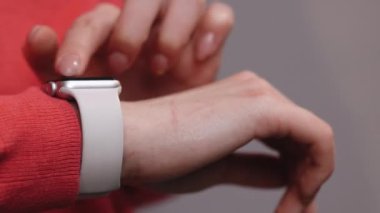 Akıllı saatle kalp atışlarını kontrol ediyorum. Smartwatch Dokunaklı Ekran. Nabız kalp atış hızını kontrol ediyor. Genç kadın akıllı saat kullanıyor.