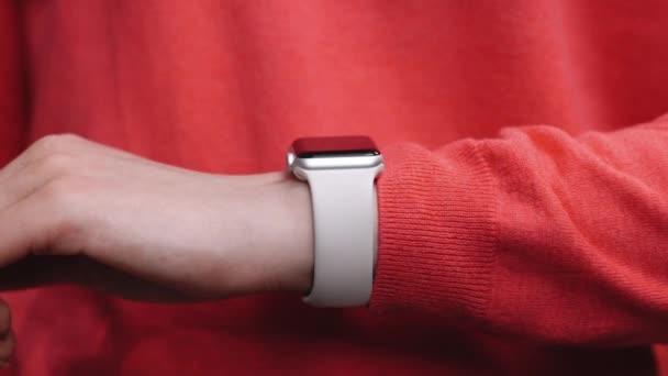 Puls på displayen Smartwatch. Kollar puls Smartwatch App. Touch Screen Wearable Smart Band On Wrist Sport Fritid. Gadget Spo2 hjärtfrekvens. Puls på smart klocka bärbart armband. — Stockvideo