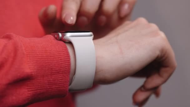 최근에 클로즈업 한 여자는 현대적 인 스마트 워치를 사용 합니다. 터치스크린 착용 가능 한 기술 장치를 사용하는 여성. 여성의 손목에 정밀 한 시계 — 비디오