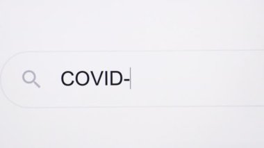 Tarayıcıya COVID 19 aşısı yazmak ve pikselli bir bilgisayar ekranındaki arama düğmesine tıklamak. COVID-19 aşıları - İnternet tarayıcı arama çubuğu Coronavirüs bilgi araştırması