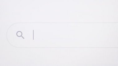 Pikselleştirilmiş bir bilgisayar ekranında, tarayıcıya NATO 'nun ne olduğunu yazmak. NATO nedir - İnternet tarayıcı arama motoru çubuğu diplomasiyle ilgili soru