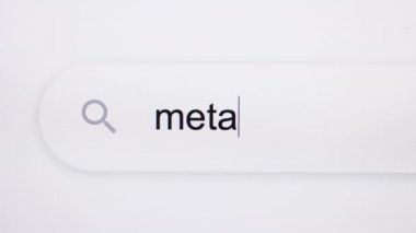Metaverse - pc ekran internet tarayıcı arama motoru çubuğu yazma teknolojisiyle ilgili soru. Dünya çapında medya haberlerinin manşetlerinde metaverse. Metaverse konsepti.