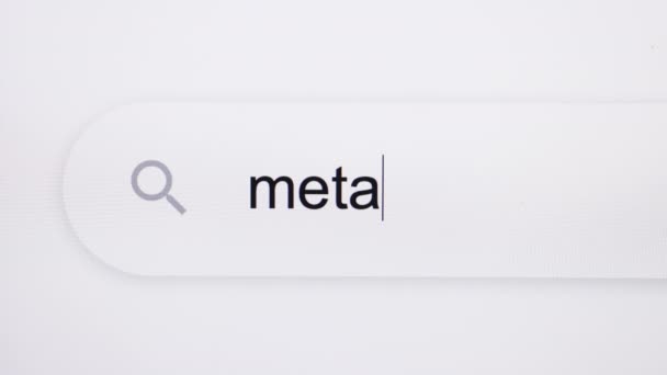 Metaverse - панель поисковой системы интернет-браузера на экране компьютера, которая отвечает на вопросы, связанные с технологией. Метаверс в заголовках новостей СМИ по всему миру. Метаверсная концепция. — стоковое видео