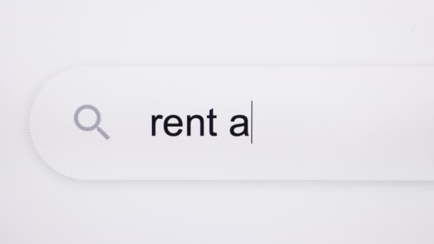Nahaufnahme der Eingabe Rent a car in die Suchleiste auf dem Computermonitor. Tippen des Wortes Mietwagen im Browser auf dem Bildschirm des Computers. — Stockvideo