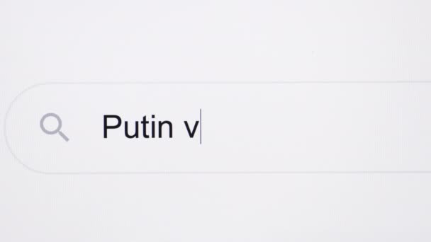Close Up van het zoeken naar Poetin vs Zelensky op het internet. Poetin vs Zelensky krantenkoppen over internationale media in witte achtergrond. President van Oekraïne Volodymyr Zelensky vs Poetin Rusland. — Stockvideo