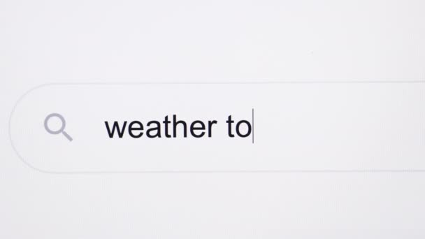 Погода завтра - строка поиска в браузере, набирающая текст назначения с движением камеры. Поиск информации о погоде завтра в интернет-браузере — стоковое видео