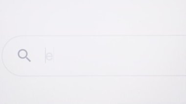 Arama Çubuğu Ekran Görüntüsü 'nde elektrikli araç bilgileri aranıyor. Çevrimiçi Ağ Web Sitesi Aranıyor. Boş arama çubuğu ile Veri Bilgi Ağı Kavramı