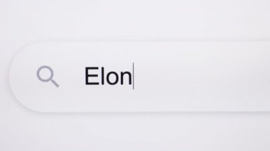 Elon Maske 'yi Adres Barı' na Yazıyorum. Çevrimiçi Ağ Web Sitesi Aranıyor. Bir bilgisayarda Dünya Çapında İnternet Aranıyor. Bir Web Sayfası Arama Ekran Görünümünü İzle