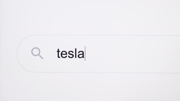 在一个像素化的屏幕上键入Tesla在浏览器中共享的单词。搜寻联机网络网站。在计算机上搜索万维网互联网.4K Resolution — 图库视频影像