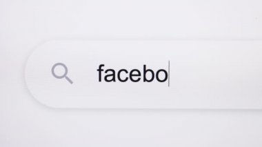 Arama Çubuğu Görünümü 'nde facebook aranıyor. Çevrimiçi Ağ Web Sitesi Arama Kutusu Yerel Yağış. Bir bilgisayarda Dünya Çapında İnternet Aranıyor. Arama Motoru Kutusuna Yazılıyor.