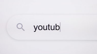 Bilgisayarda bir internet arama motorunda Youtube aranıyor. Pikselli bir ekranda tarayıcıya Youtube kelimesini yazmak. Sosyal ağ servisi. 4K Çözünürlüğü