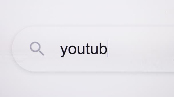 Ricerca di Youtube in un motore di ricerca Internet su un computer. Digitare la parola Youtube nel browser su uno schermo pixelato. Servizio di social networking. Risoluzione 4K — Video Stock