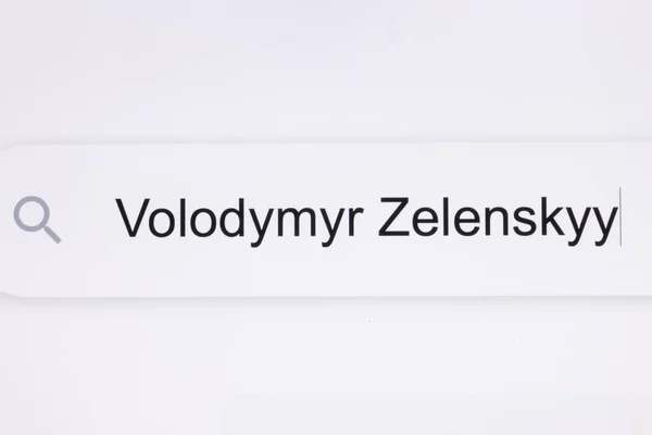 Volodymyr Zelensky rubriker över internationella medier i vit bakgrund. Närbild av sökandet efter Volodymyr Zelensky på Internet. Ukrainas president Volodymyr Zelenskij. — Stockfoto