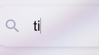 Sosyal ağ servisi. Arama Çubuğu Ekran Görünümü 'nde tiktok aranıyor. Bir bilgisayarda Dünya Çapında İnternet Aranıyor. Arama Motoru Kutusuna Yazılıyor.