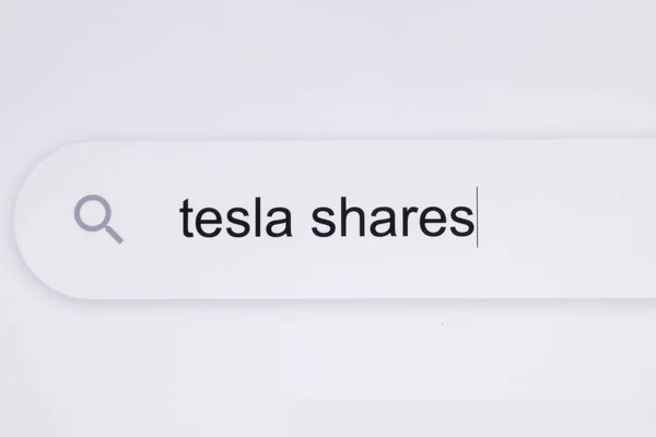 Wpisz słowo Tesla akcji w przeglądarce na ekranie pikseli. Wyszukiwanie strony internetowej sieci internetowej. Wyszukiwanie World Wide Web Internet na komputerze — Zdjęcie stockowe