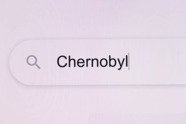 Çernobil - İnternet tarayıcı arama motoru çubuğu. 1986 Sovyetler Birliği nükleer felaketini yazıyor. Tarayıcıya pikselli bir bilgisayar ekranında Çernobil kelimesini yazmak.