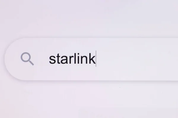 Starlink beírása a címsorba. Online hálózati weboldal keresése. A Starlink szó beírása a böngészőbe egy pixeles számítógép képernyőjén — Stock Fotó