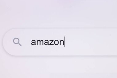 İnternet arama motorunda bir bilgisayarda Amazon 'u aramak. Pikselli bir ekranda tarayıcıya Amazon kelimesini yazmak