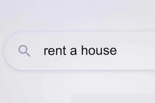 Mieten Sie ein Haus - Internet-Browser-Suchleiste Eingabe Zieltext. Tippen des Wortes Rent a house im Browser auf einem Computerbildschirm — Stockfoto
