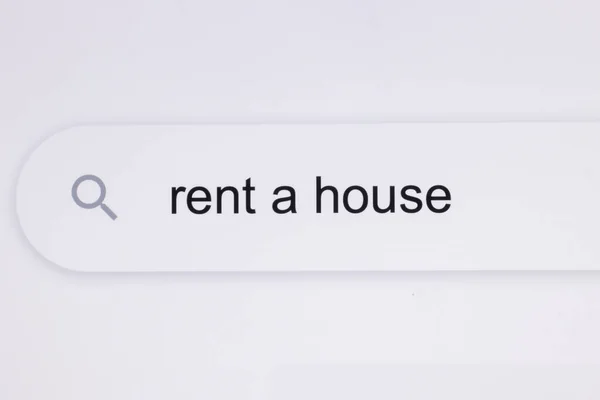 Huur een huis - Internet browser zoekbalk typen doeltekst. Het woord Rent a house typen in de browser op een computerscherm — Stockfoto