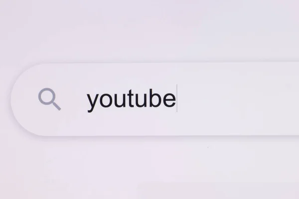 Youtube-ot keresek egy internetes keresőmotorban egy számítógépen. A Youtube szó beírása a böngészőbe egy pixeles képernyőn. Közösségi hálózati szolgáltatás — Stock Fotó