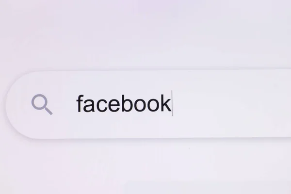Wyszukiwanie facebook w Szukaj Bar Screen View. Online Network Website Search Box Lokalne opady deszczu. Przeszukiwanie Internetu w sieci na komputerze. Wpisz w wyszukiwarce pole. — Zdjęcie stockowe