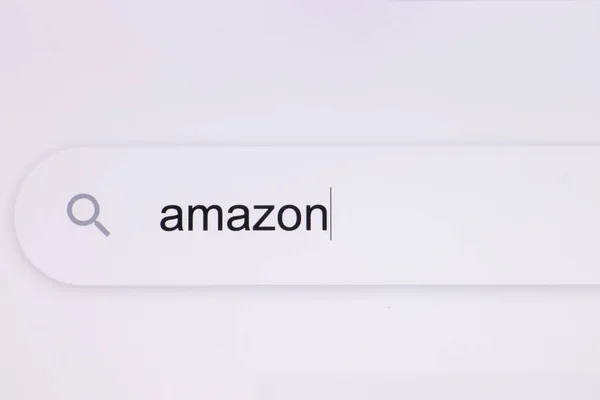 İnternet arama motorunda bir bilgisayarda Amazon 'u aramak. Pikselli bir ekranda tarayıcıya Amazon kelimesini yazmak