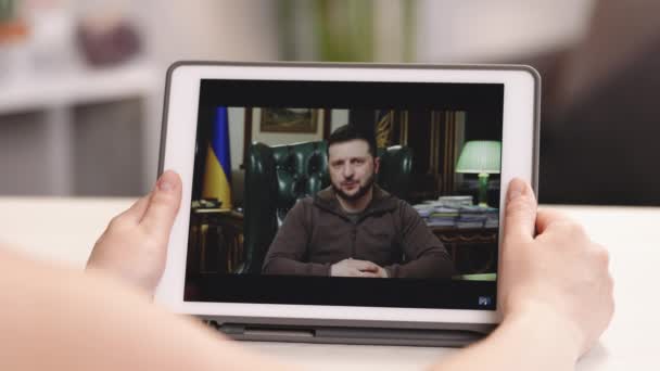 Leopoli, Ucraina 7 aprile 2022: Donna guarda il discorso del presidente dell'Ucraina Volodymyr Zelensky online sul computer tablet. Sto guardando il notiziario. Aggressione russa. Minaccia di guerra — Video Stock