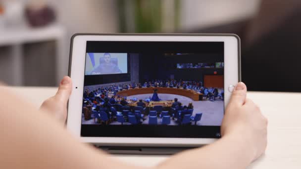 Lviv, Ουκρανία 7 Απριλίου 2022: Κορίτσι παρακολουθεί την ομιλία του Προέδρου της Ουκρανίας Volodymyr Zelensky στον υπολογιστή tablet. Νέα για την Ουκρανία και τη Ρωσία. Ρωσική επίθεση. Απειλή πολέμου — Αρχείο Βίντεο