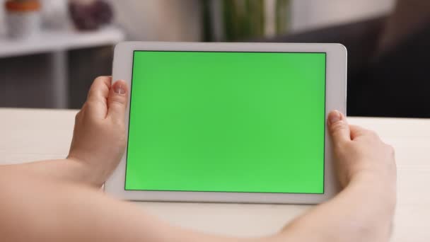 Закройте горизонтальные руки с планшетным компьютером с зеленым экраном для копирования пространства. Зеленый экран устройства с хромированной клавишей. Идеально подходит для размещения продукта. Chromakey Lady Watching Video News Close up — стоковое видео
