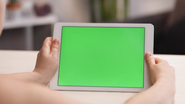 Computer tablet con schermo verde e chiave cromatica per spazio di copia. Chromakey finto con dispositivo moderno. Business Woman Holding Mobile PC Close-Up. Office Worker Shopping al Web Store o Lavorare su Pad. — Video Stock