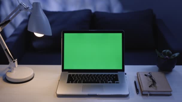 Κοντινό πλάνο του σύγχρονου chroma key green screen mock up laptop computer set up for work on desk at night - απομακρυσμένη εργασία, έννοια της τεχνολογίας 4k UHD video template — Αρχείο Βίντεο