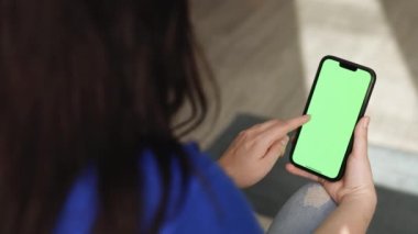 Uzayı Kopyalamak için Yeşil Ekran ve Krom Anahtar ile Chromakey Mock Up Phone. Modern Cihazlı Hippi Kız kavramı. Merkeze Tıklamak için Sol ve Tıklayın.