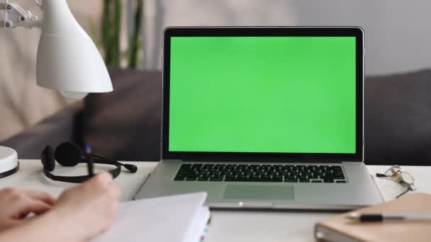 Αγνώριστο κορίτσι που ψάχνει στο πράσινο chroma οθόνη κλειδί φορητό υπολογιστή στο σαλόνι βλέποντας ταινία, περιεχόμενο βίντεο. Επαγγελματική γυναίκα ή γυναίκα ελεύθερος επαγγελματίας που εργάζεται από το γραφείο στο σπίτι — Αρχείο Βίντεο