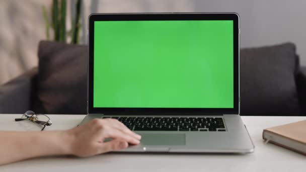 Primer plano de las manos de mujer irreconocibles de freelancer que trabaja con la maqueta de croma pantalla verde clave portátil utilizando trackpad desplazamiento a través de la página web - concepto de tecnología plantilla de vídeo 4k — Vídeo de stock