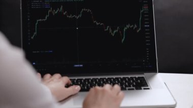 Tanınmayan Kadın Bitcoin tüccar grafik analizi kripto tüccarı. Teknik analiz bitcoin tahmin grafiği eğilimi. Bilgisayarda kripto simsar ticareti