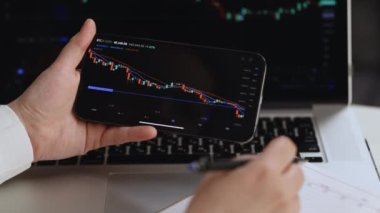 Yatırım borsacısı kâr analizi. Hisse senedi alım-satımı, grafik fiyat tahmini ve kâr artışı. Birden fazla aygıt dizüstü bilgisayar ve telefon kullanan tanınmayan bir kadın yönetici. Ticari grafik şeması