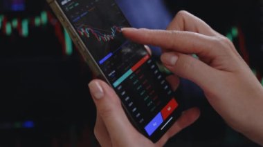 Kripto para birimi gelecek fiyat öngörüsü konsepti. Kadın ekrana dokunuyor, döviz piyasası verilerine göz atıyor. Akıllı telefondaki dijital pazarda Bitcoin fiyat grafiği analizi yapan yatırımcı