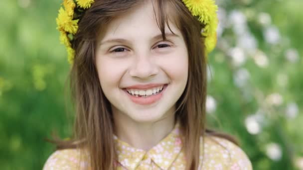 Portrait of happy teen girl open her eyes a dream. Woman daughter silhouette dream of a happy childhood. Free face open eyes. Close up of Girl opening her Beautiful Eyes Slow motion — Stock videók